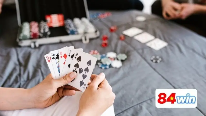 So sánh hai thể loại Poker về độ gây nghiện